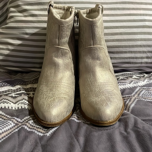 Dirty Laundry Cowgirl Boots, zipper, short, block heels. - Picture 10 of 13